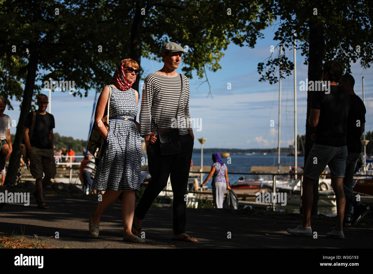 Stilvolle Paar im Sommer Tücher entlang am Meer Merihaka während Kallio Block Party 2018 in Helsinki, Finnland bummeln Stockfoto