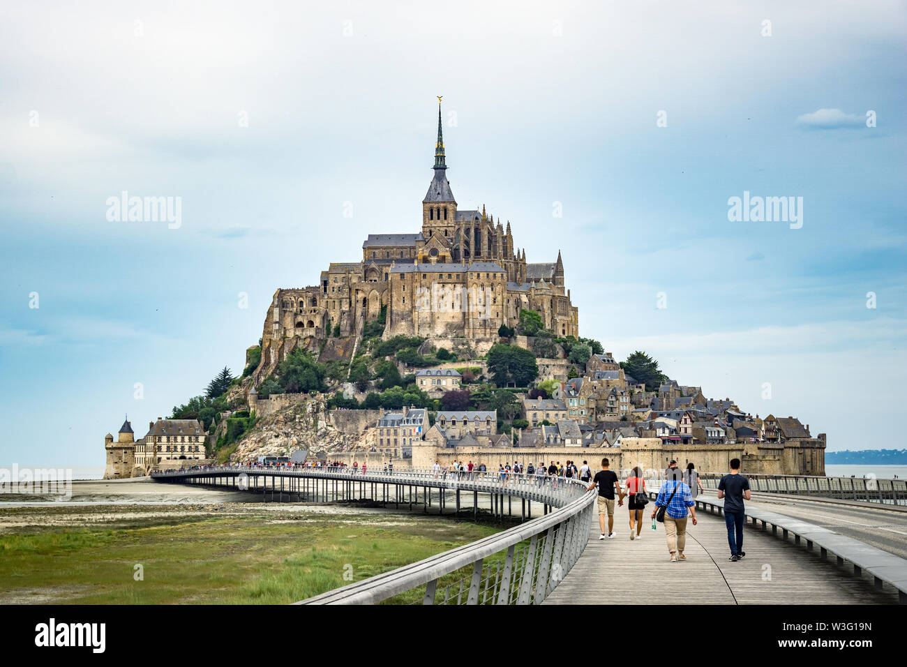 Mont St. Michel mit Touristen oder Besucher zu Fuß auf dem Boardwalk, Normandie, Frankreich. Stockfoto