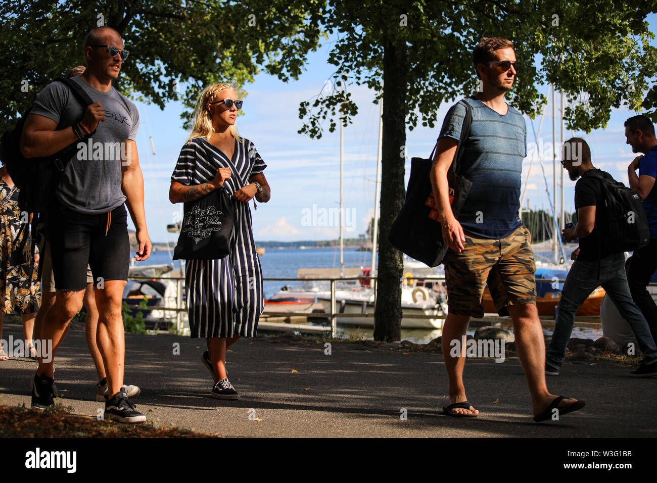 Junge Frau im Sommer Tücher entlang am Meer Merihaka während Kallio Block Party 2018 in Helsinki, Finnland bummeln Stockfoto