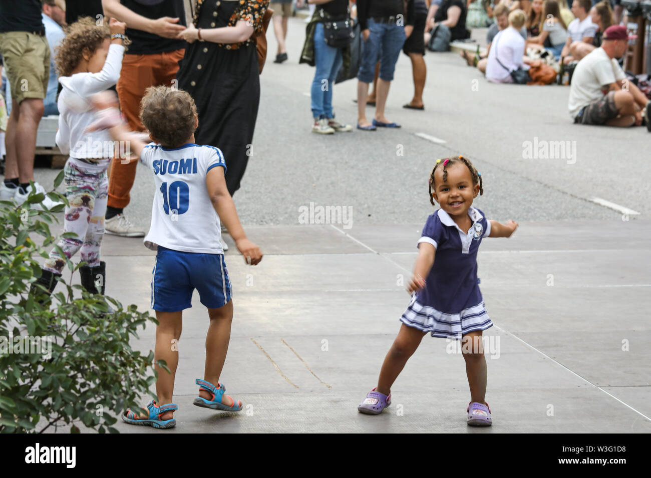 Junge Kinder tanzen in den Straßen von hakaniemi an Kallio Block Party in Helsinki, Finnland Stockfoto