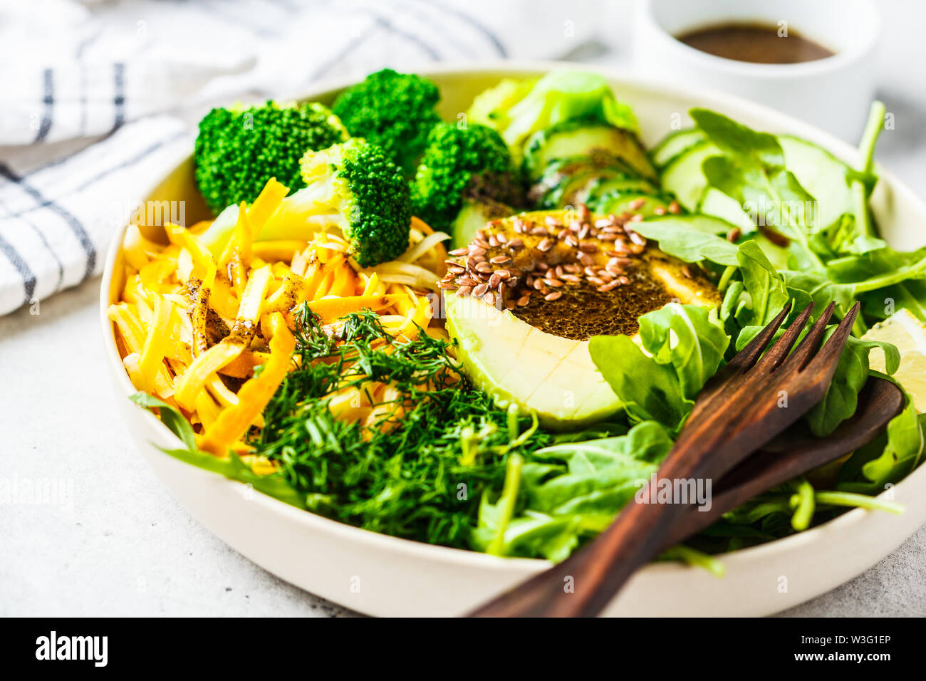 Grüner Salat mit Brokkoli, Zucchini Pasta, Avocado und Dressing. Auf Basis pflanzlicher Ernährung Konzept. Stockfoto