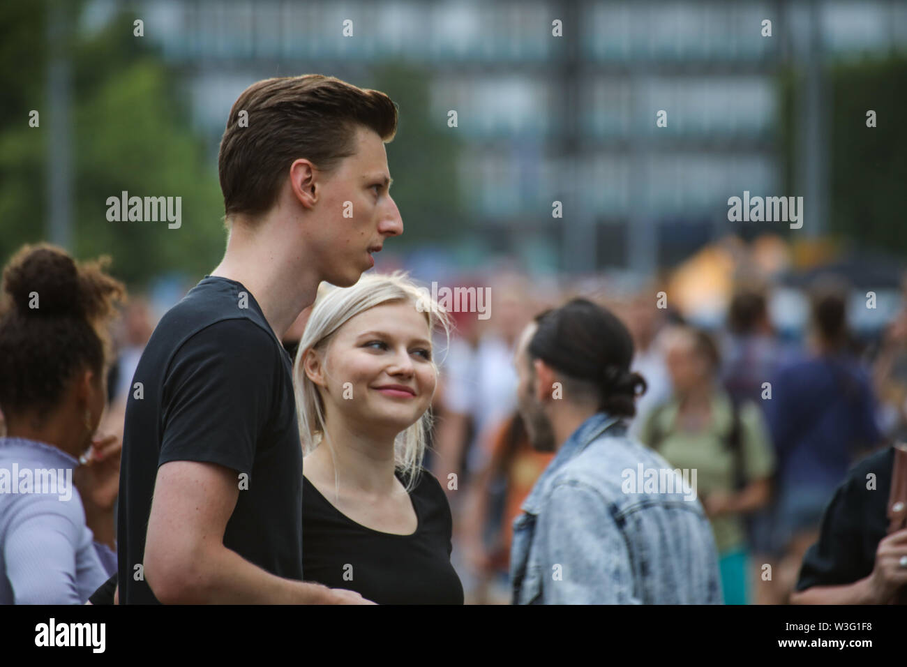 Zufällige Menschen an Kallio Block Party 2018 in Helsinki, Finnland Stockfoto