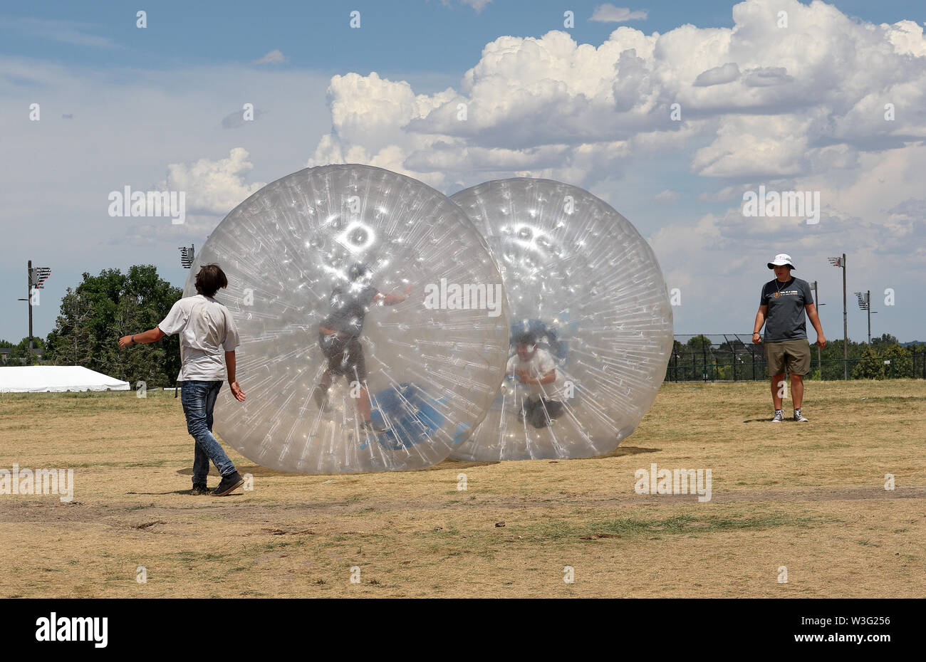 Littleton, Colorado - Juli 13, 2019: Personen, die einen Lüfter mit Zorbing Kugeln auf Colorado Irish Festival. Stockfoto