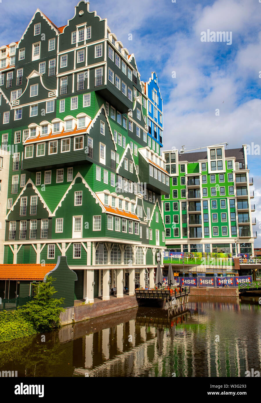Zaandam, Niederlande, Intel Hotel, sieht aus wie 70 Häuser übereinander gestapelt, im Stil der alten Häuser der Region, Innenstadt, Stockfoto