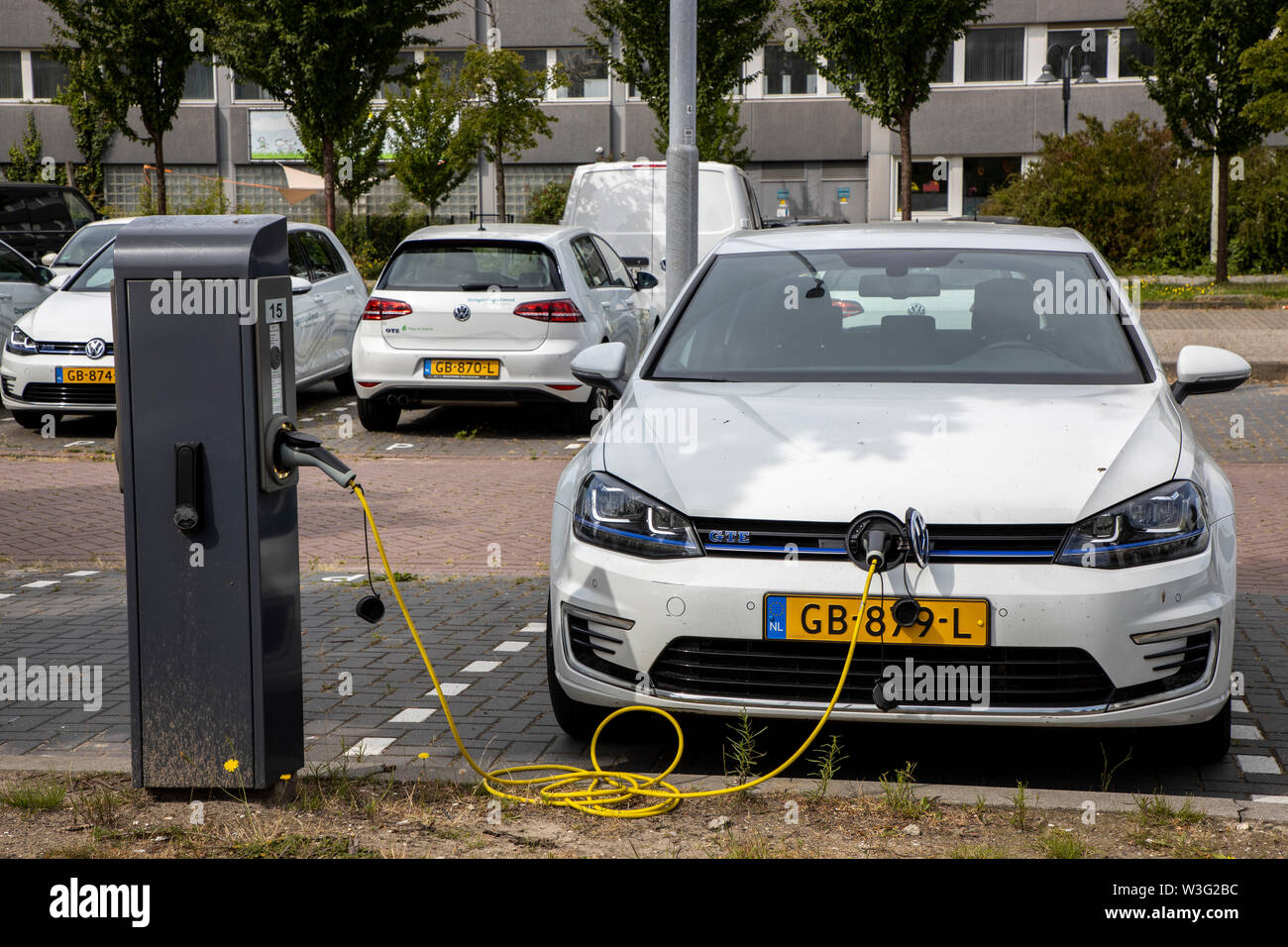 Zaandam, Niederlande, Elektrofahrzeuge, Ladestationen, Europa der Stadtverwaltung, VW Golf E-Auto, des Umweltamts, Stockfoto