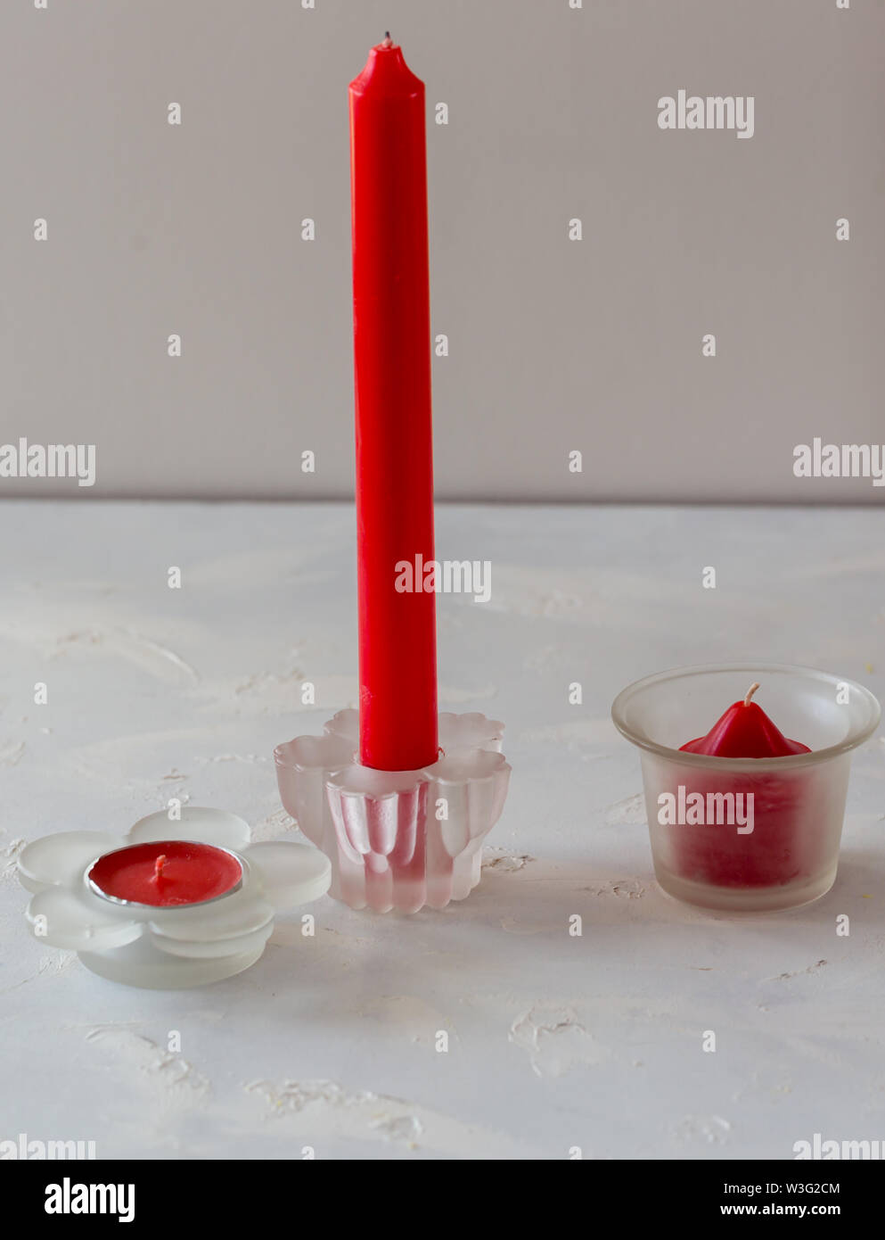 Drei rote Kerzen auf weißem Hintergrund Stockfoto