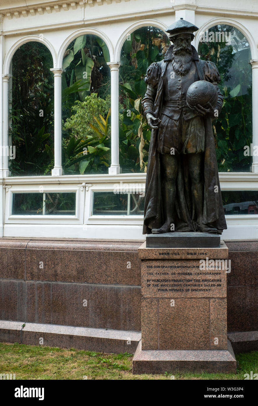 Statue des Gerardus Mercator, der Vater der modernen Kartographie und Erfinder der Projektion der Karte, die außerhalb der Palm House an Sefton Park, Liverpool (Vereinigtes Königreich Stockfoto