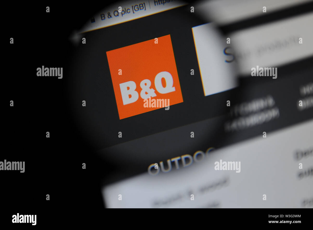 B&Q Website durch ein Vergrößerungsglas gesehen Stockfoto