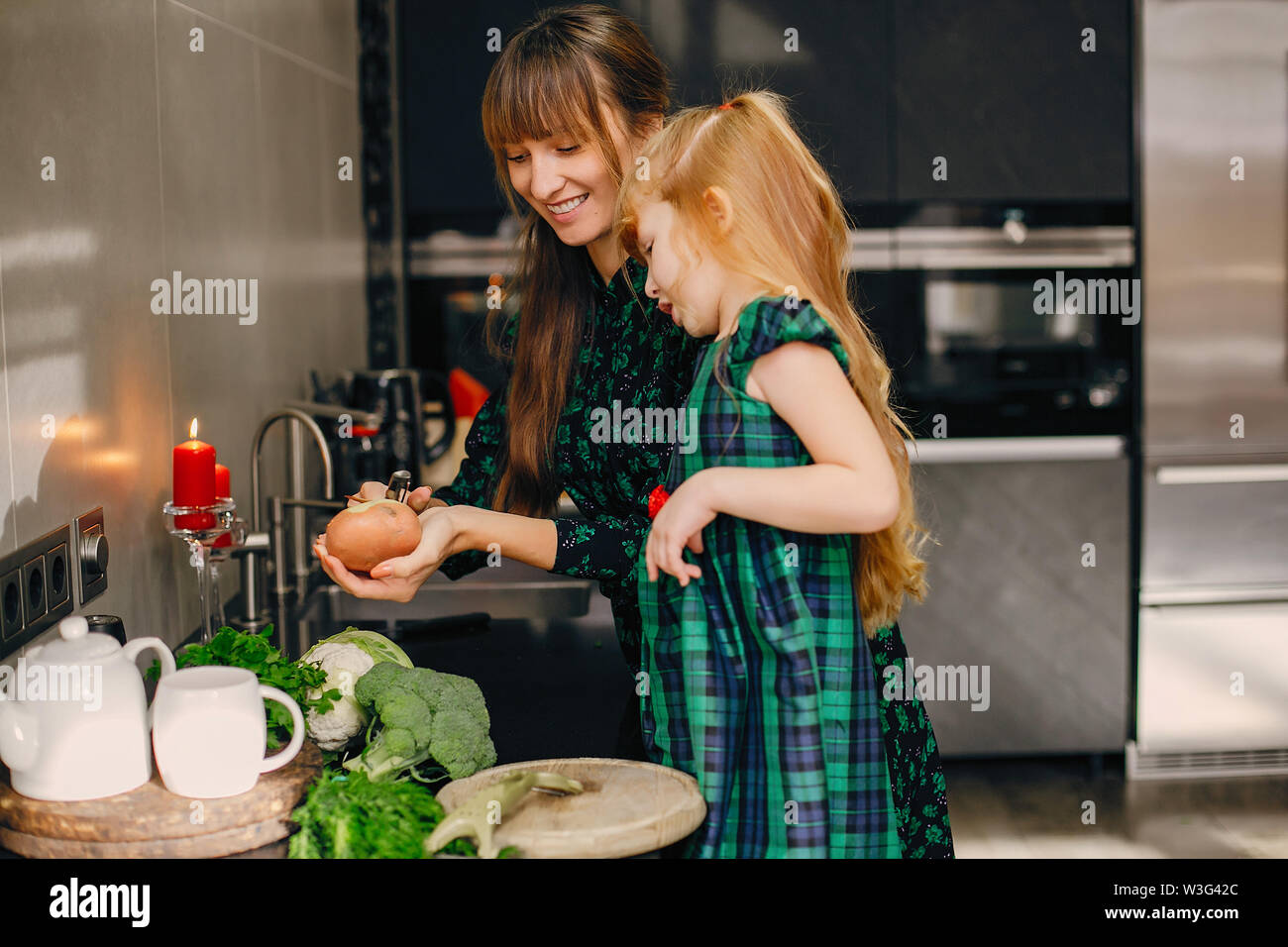 Familie in der Küche Stockfoto