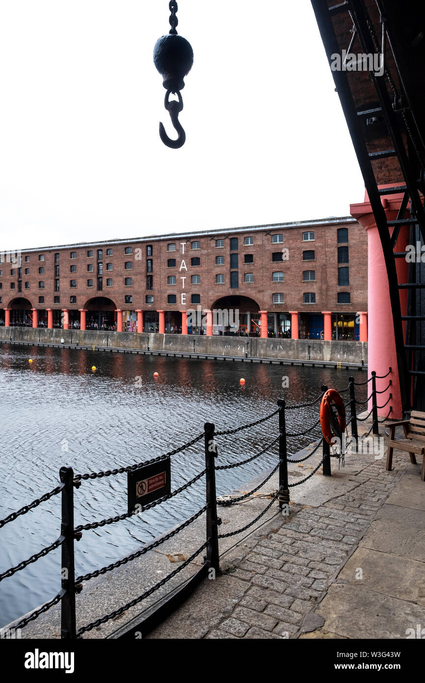 Die Kunstgalerie Tate Liverpool in der Royal Albert Dock, Liverpool, Großbritannien Stockfoto