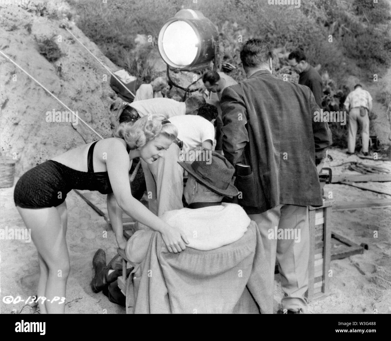 CLEO MOORE am Standort einstellen candid Dreharbeiten ÜBERBELICHTETE 1956 mit Direktor Lewis Seiler und Kamerateam Columbia Pictures Stockfoto