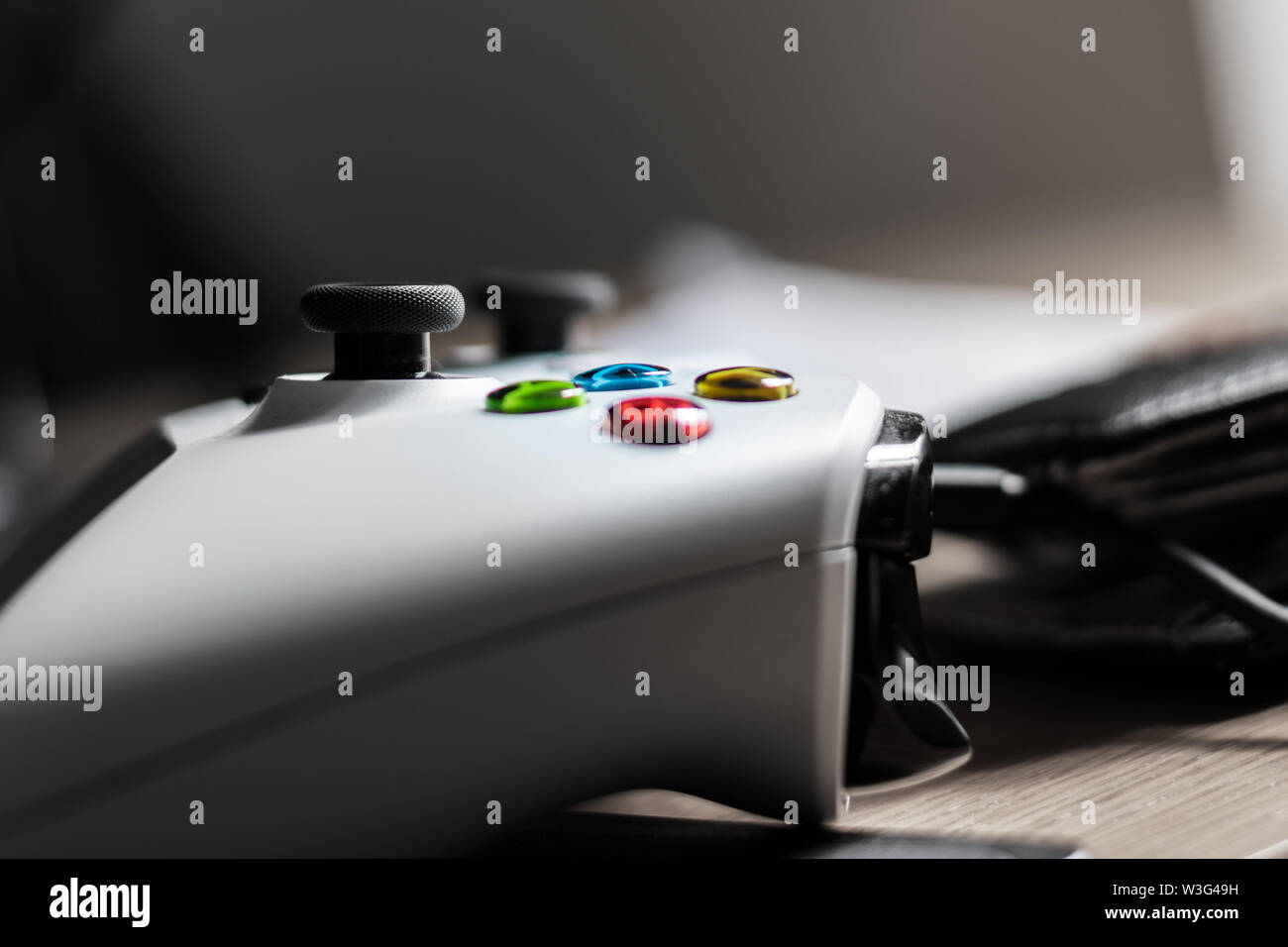 Eine Nahaufnahme von einem weißen xbox controller In einem hell erleuchteten Raum konzentriert sich auf die Tasten Stockfoto