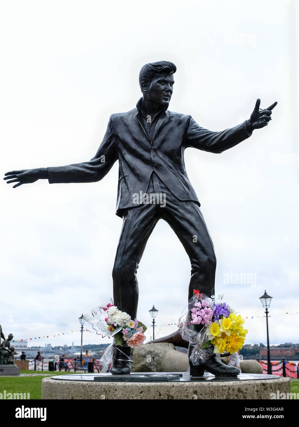 Bronzestatue von Billy Fury von Tom Murphy, errichtet im Jahr 2003, in dem Albert Dock, Liverpool, Großbritannien Stockfoto