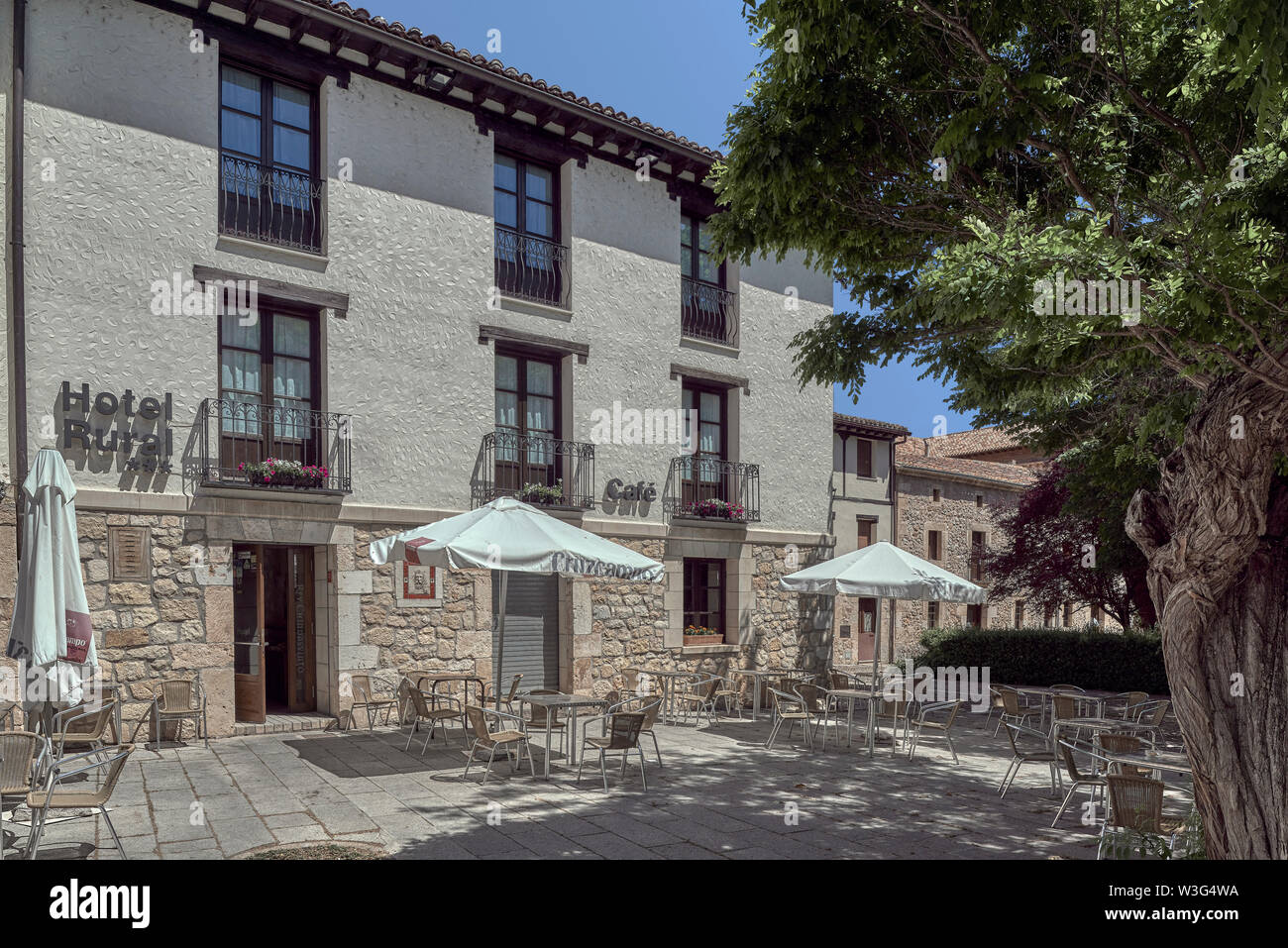 Die Außenfassade des ländlichen Hotel Rey Chindasvinto im Dorf Covarrubias, Provinz Burgos, Castilla y Leon, Spanien, Europa Stockfoto