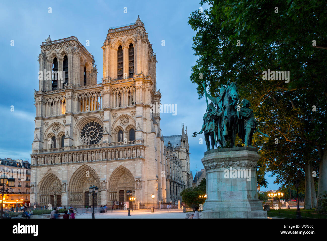 Karl der große Statue unter die Fassade der Kathedrale Notre Dame, Paris Frankreich Stockfoto