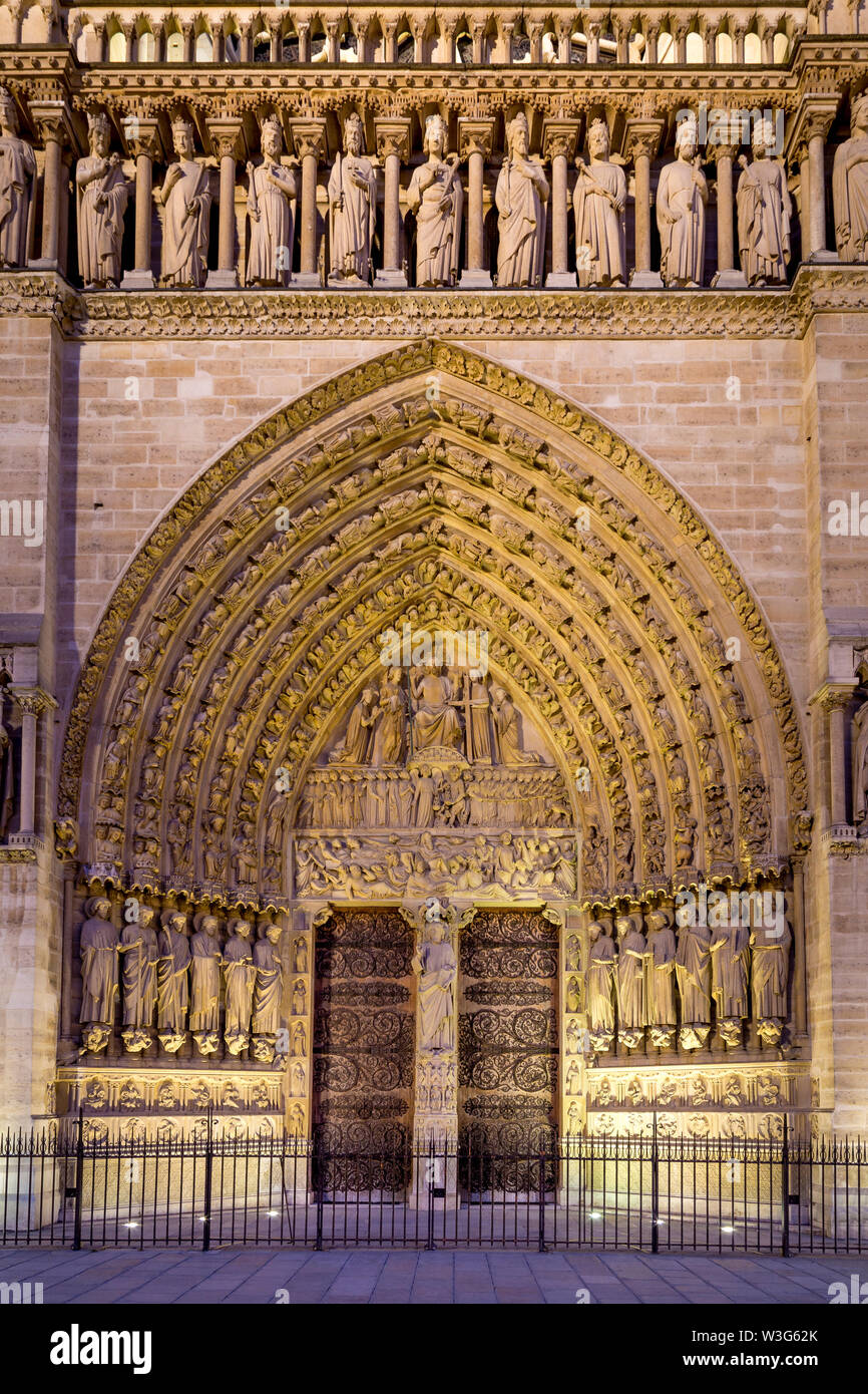 Mittlere Türen zu Cathedrale Notre Dame de Paris, Paris, Frankreich Stockfoto