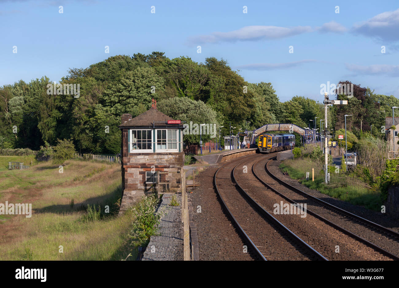 Arriva Northern Rail Class 158 Sprinter am Bahnhof Arnside Bahnhof mit ...