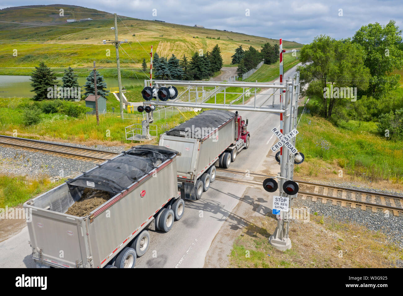 Northville Township, Michigan - ein Lkw überquert eine Eisenbahn auf dem Weg in die Erweiterte Entsorgung auf Deponien. Stockfoto