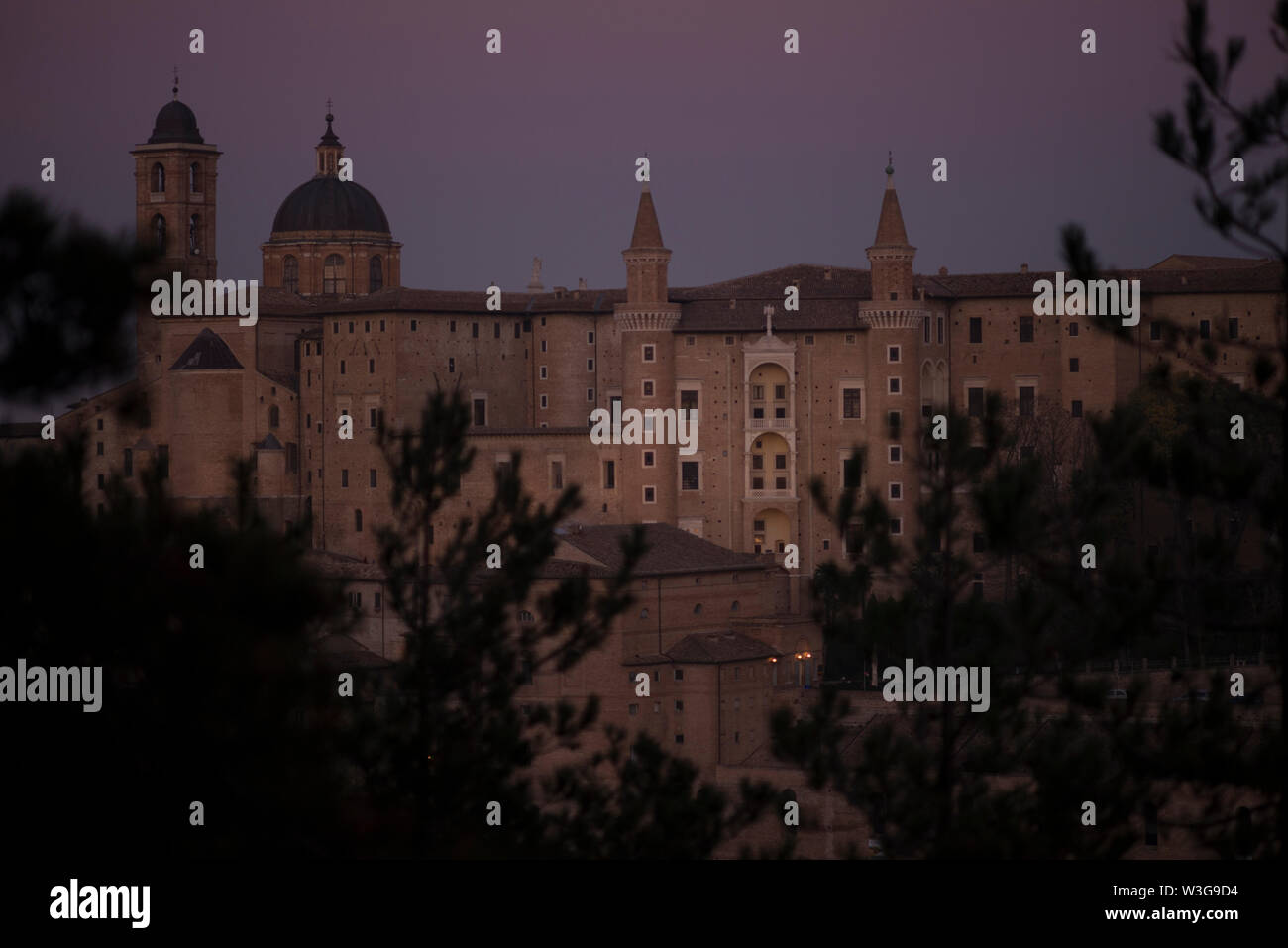 Urbino, Palazzo Ducale, Palazzo Ducale in der Dämmerung, Urbino, Marken, Italien Stockfoto