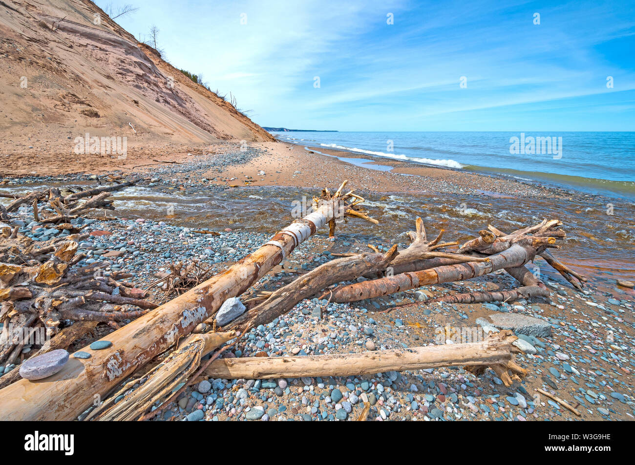 Sanddünen Stream und Protokolle auf einem Seeufer in dargestellten Felsen National Lakeshore in Michigan Stockfoto