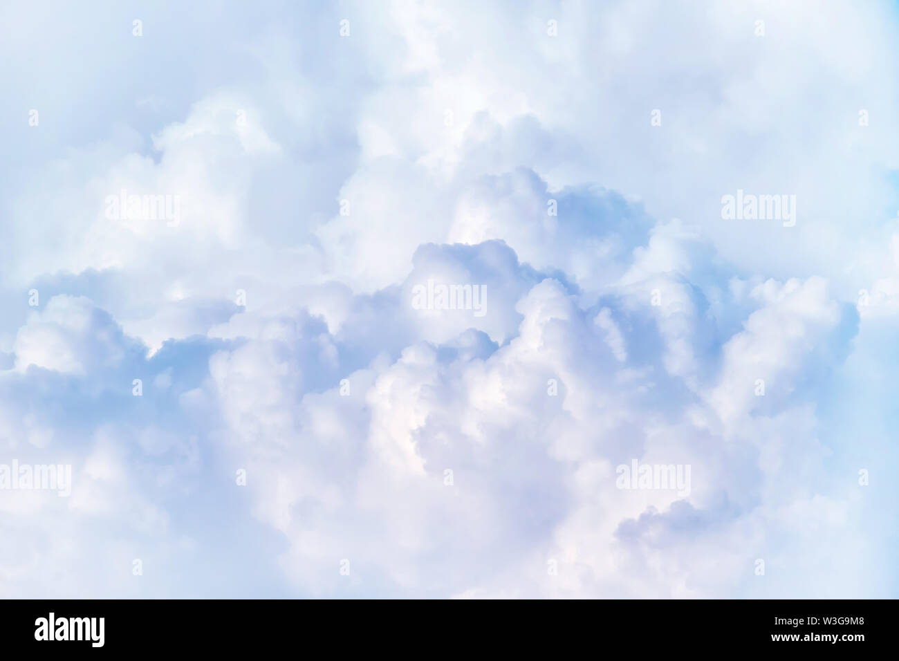 Dramatische Cloud in den weißen bewölkter Himmel Stockfoto