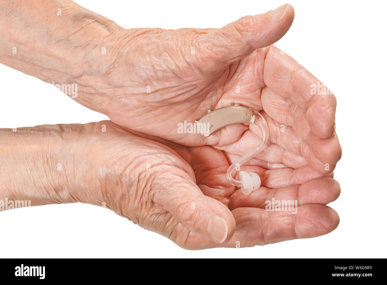 Ältere Frau Hand an das Hörgerät. Auf weißen, Beschneidungspfade getrennt ausgewiesen Stockfoto