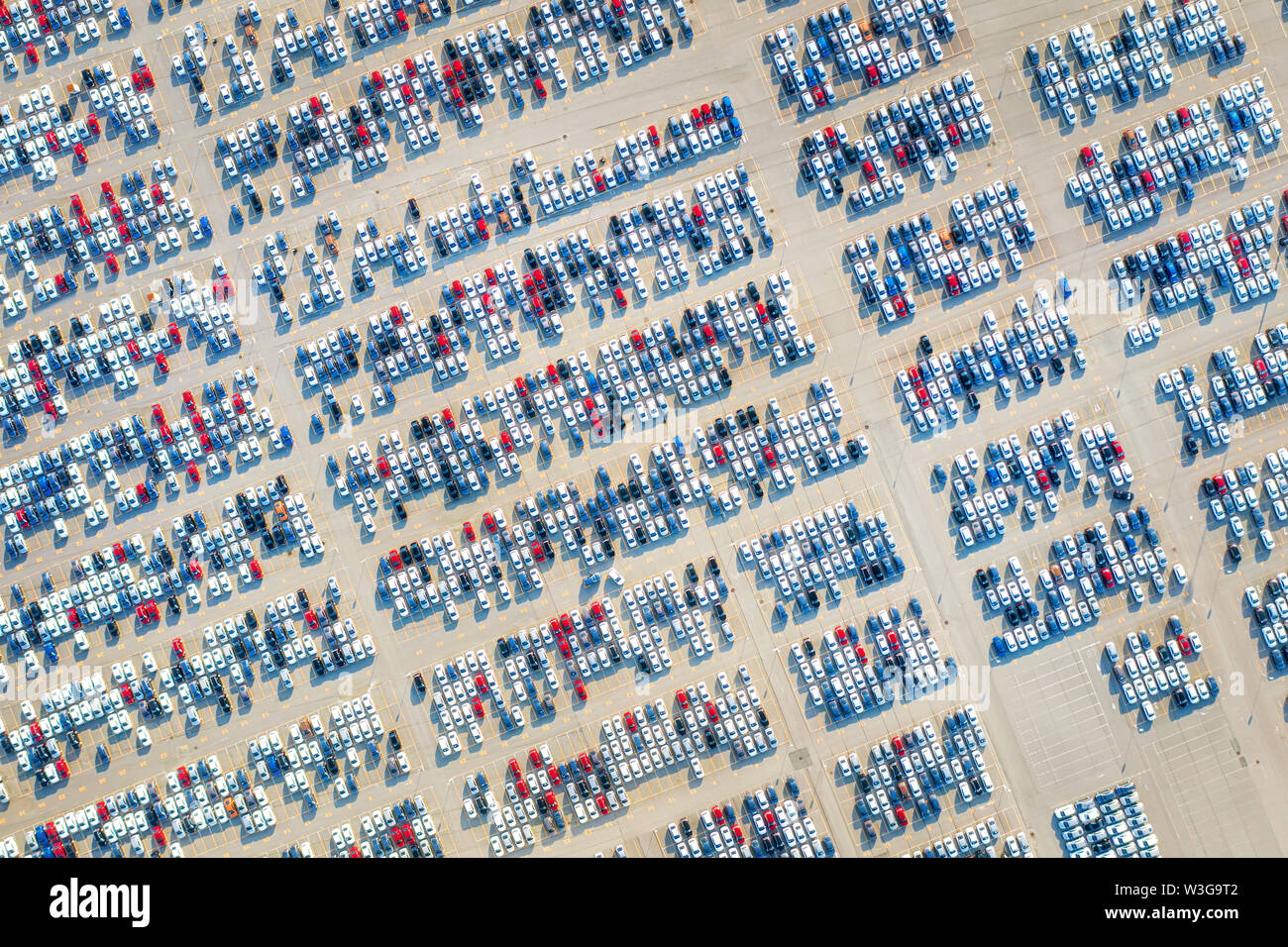Großer Parkplatz mit vielen neuen Autos. Antenne Top View Stockfoto