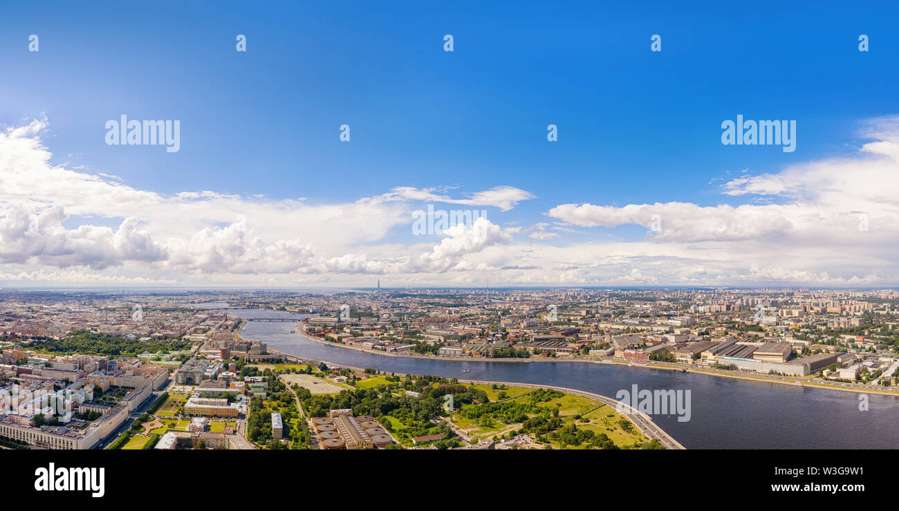 Antenne Panoramablick auf den Fluss Neva in Saimt Petersburg, Russland. Große Weitwinkel Stadtbild mit dramatischen Wolkenhimmel, kopieren Platz am Himmel Stockfoto