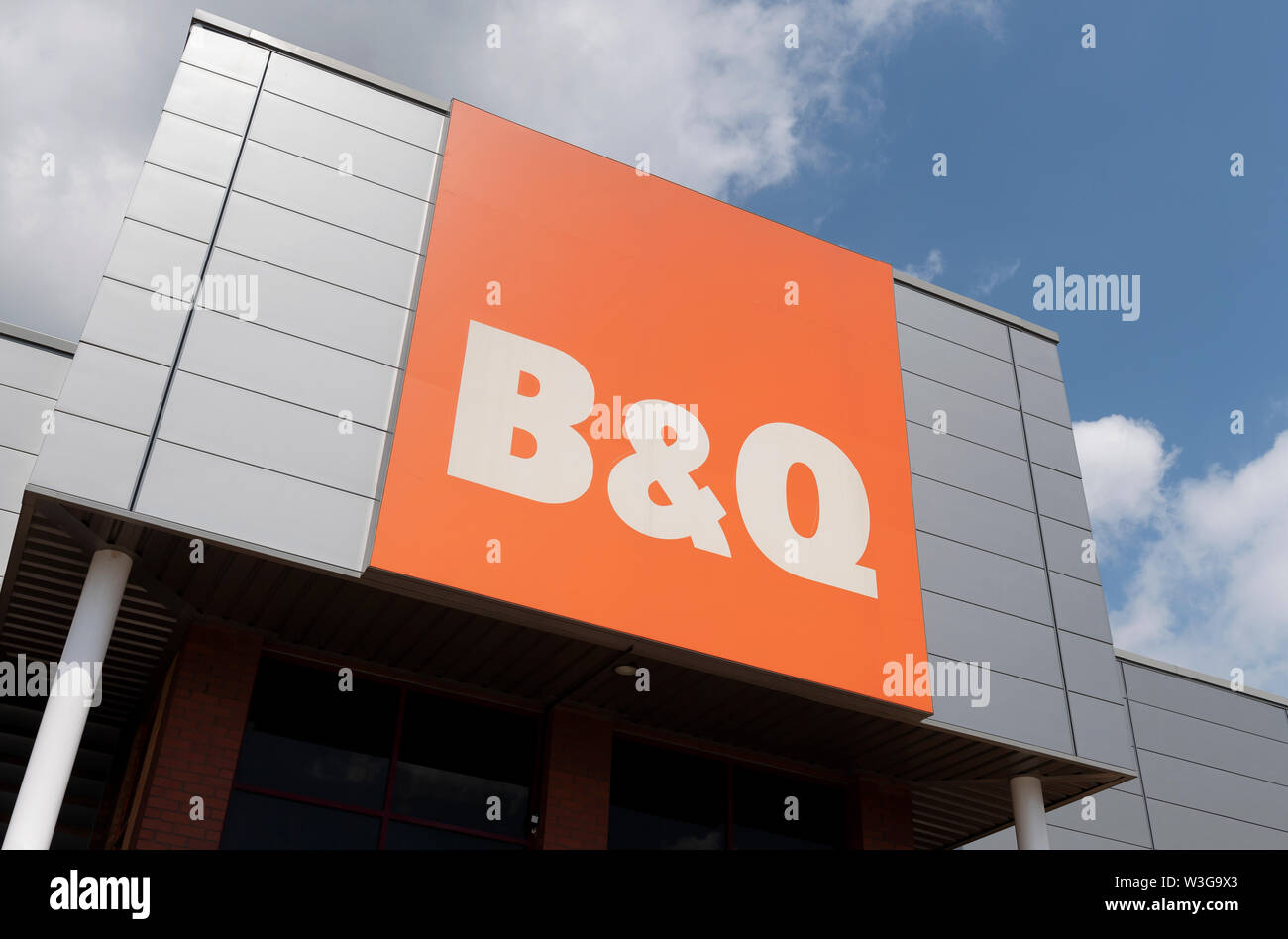 Die Schaufenster der Händler B&Q in Stanley Green Retail Park in Handforth, Cheshire, UK. Stockfoto