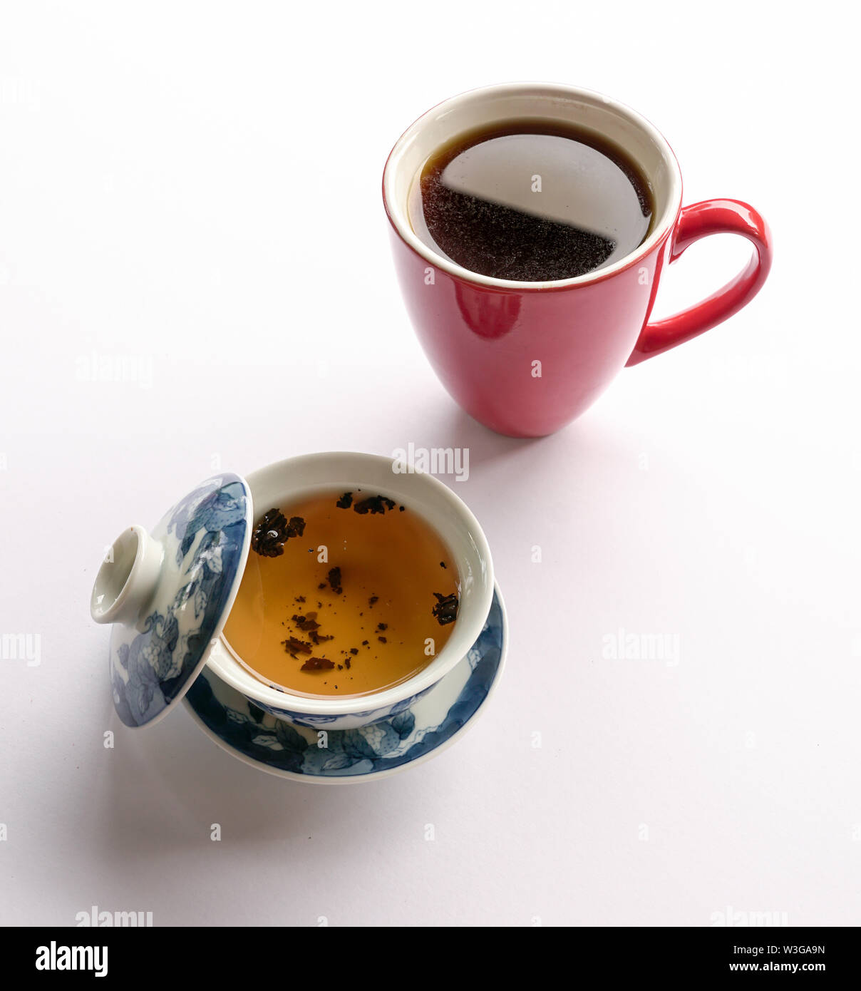 Chinesischer Tee oder Americano. Tee oder Kaffee. Präferenz entweder für Tee oder Kaffee. Östliche oder westliche Kultur kontrast Konzept. Stockfoto