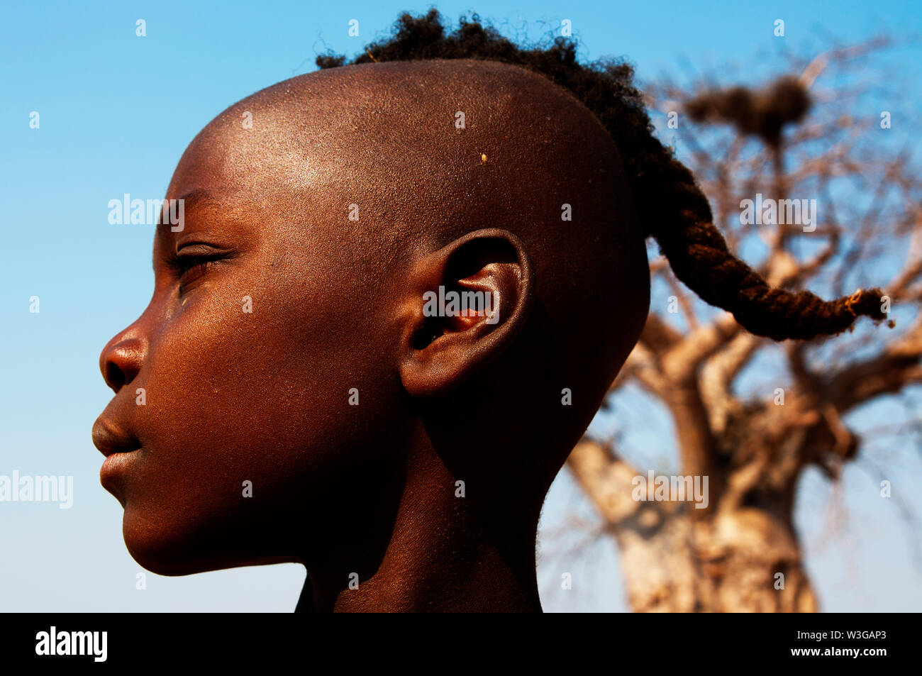 Himba Junge, nördlichen Namibia Stockfoto