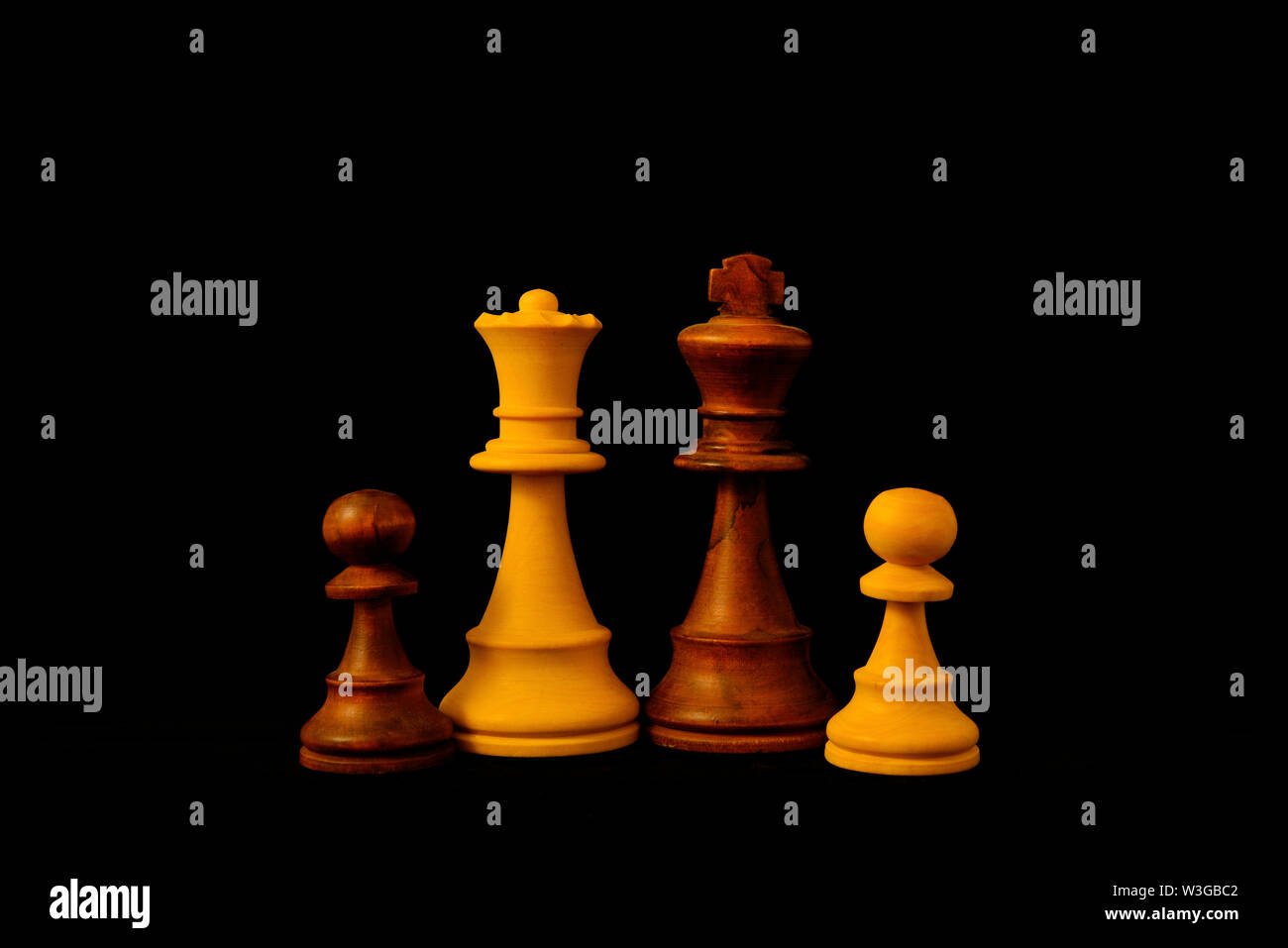 Schwarz, weiße Königin König und Bauer als gemischte Familie Konzept. Standard Schach Holzteile auf schwarzem Hintergrund Stockfoto