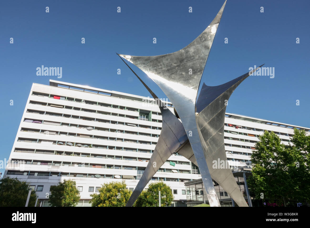 Wohnhaus und moderne Skulptur von Wolf-Eike Kuntsche - 1986 in der Prager Straße, Dresden, Deutschland Stockfoto