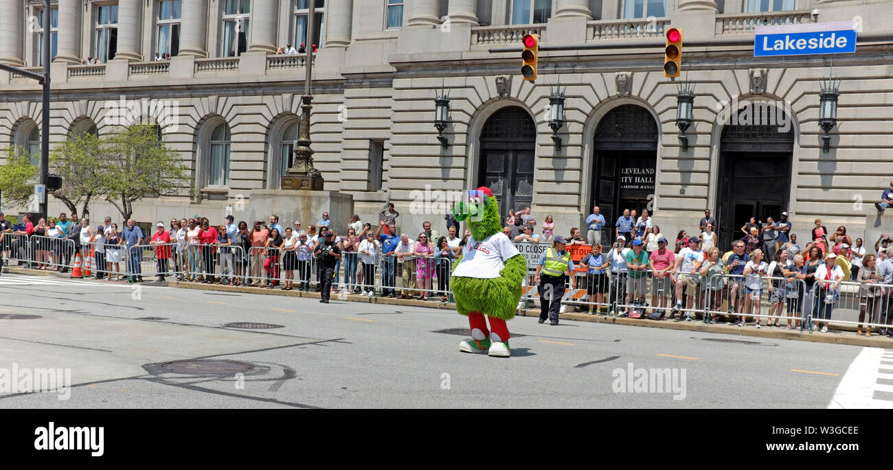 Phillie Phanatic, das Maskottchen Philadelphia Phillies, unterhält die Menge in der Innenstadt von Cleveland, Ohio, USA während der MLB All-Star Game Parade 2019. Stockfoto
