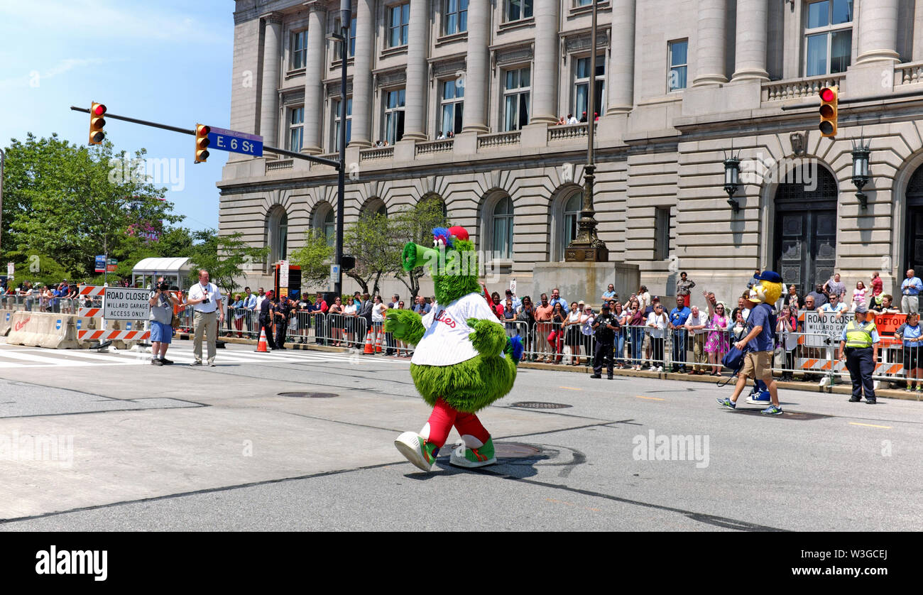 MLB Cleveland Indians Maskottchen-Schieberegler engagiert sich während der All Star Game Parade 2019 auf der Lakeside Avenue in Cleveland, Ohio. Stockfoto