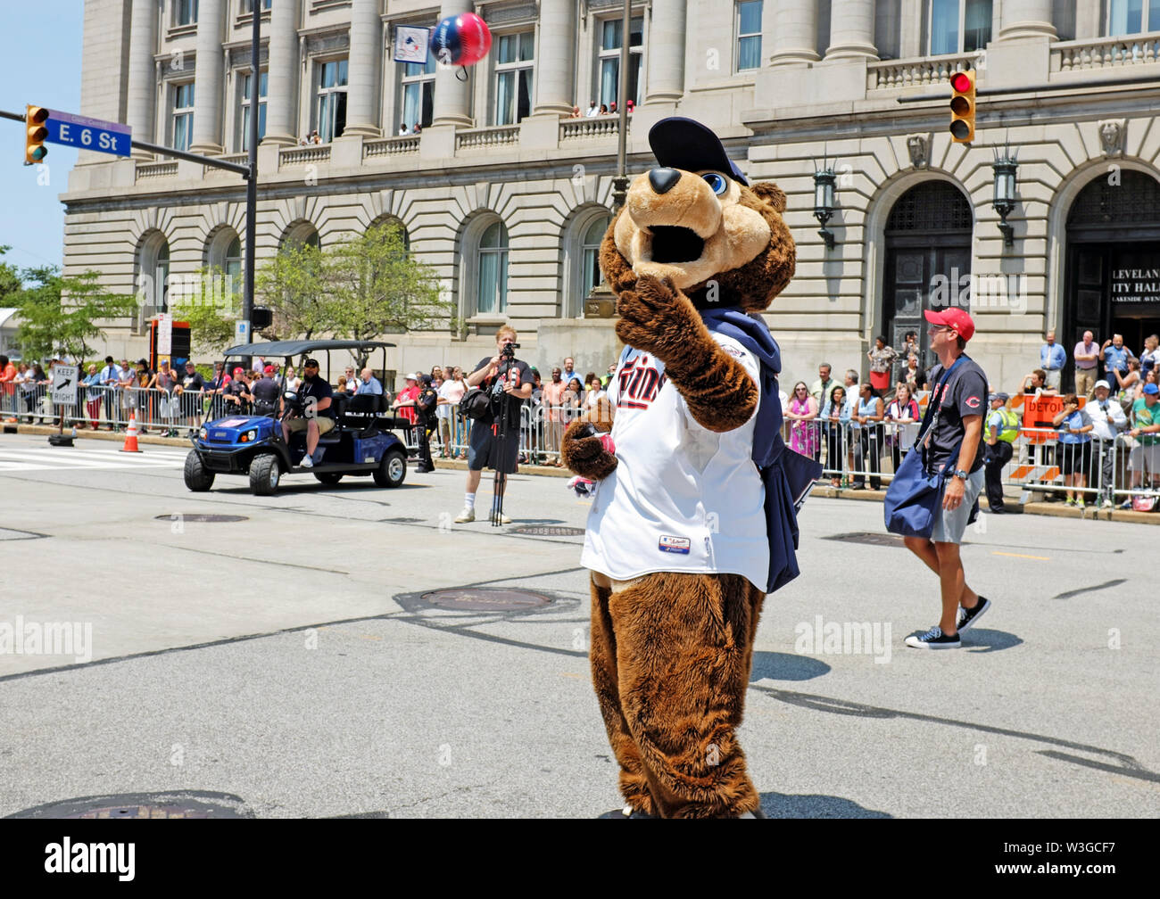T.C. Bear, das Maskottchen der Minnesota Twins, arbeitet die Menge während der 2019 All-Star Game Parade in der Innenstadt von Cleveland, Ohio, USA. Stockfoto