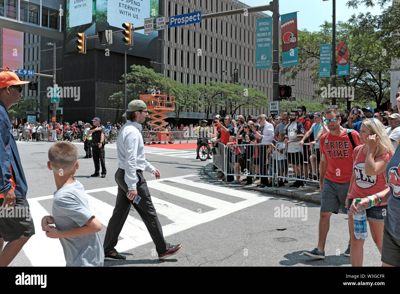 Die Crowds Line East 9th Street in der Innenstadt von Cleveland, Ohio, USA für die 2019 Major League Baseball All Star Game Parade. Stockfoto