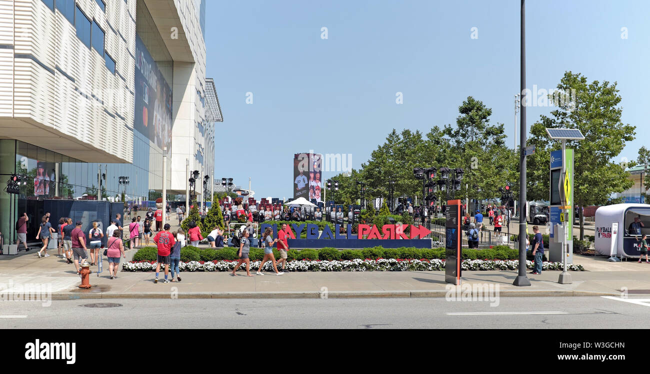 Die Menge besucht den kostenlosen 'Playball Park' in Cleveland, Ohio, USA, als Teil der MLB All-Star Game Feierlichkeiten, die von der Stadt im Jahr 2019 veranstaltet werden. Stockfoto