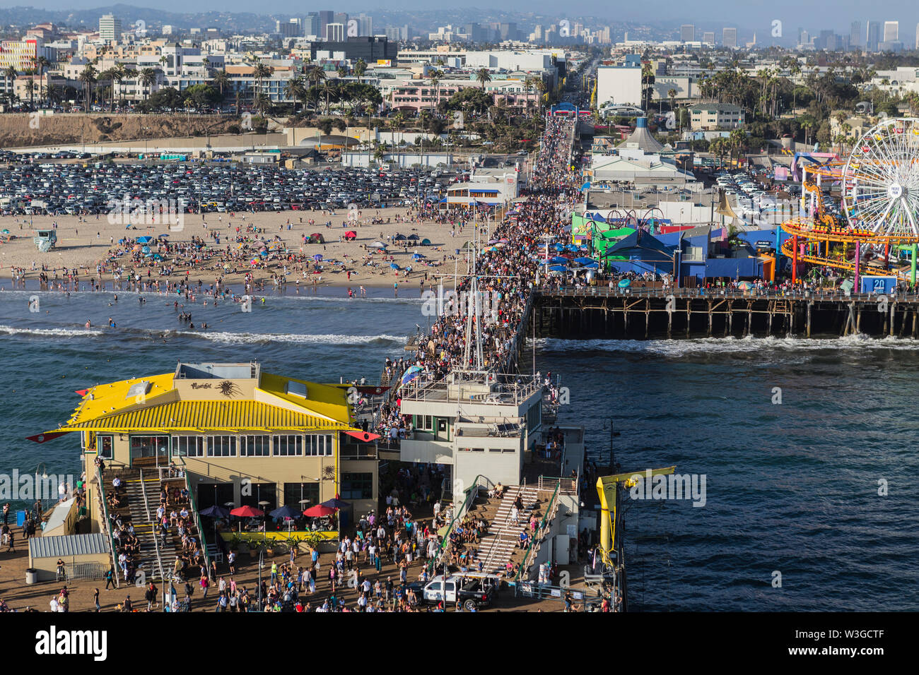 Santa Monica, Kalifornien, USA - 6. August 2016: Antenne von Massen von Menschen auf bekannten Santa Monica Pier in der Nähe von Los Angeles. Stockfoto