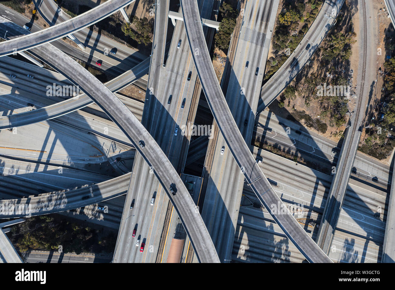 Am Nachmittag Antenne über dem Hafen 110 und 100-105 Autobahnen interchange Rampen in Los Angeles, Kalifornien. Stockfoto