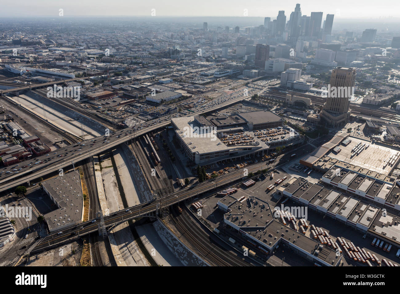 Luftaufnahme von Straßen, Gebäuden, Smog und der Los Angeles River in der Nähe von Downtown LA in Südkalifornien. Stockfoto