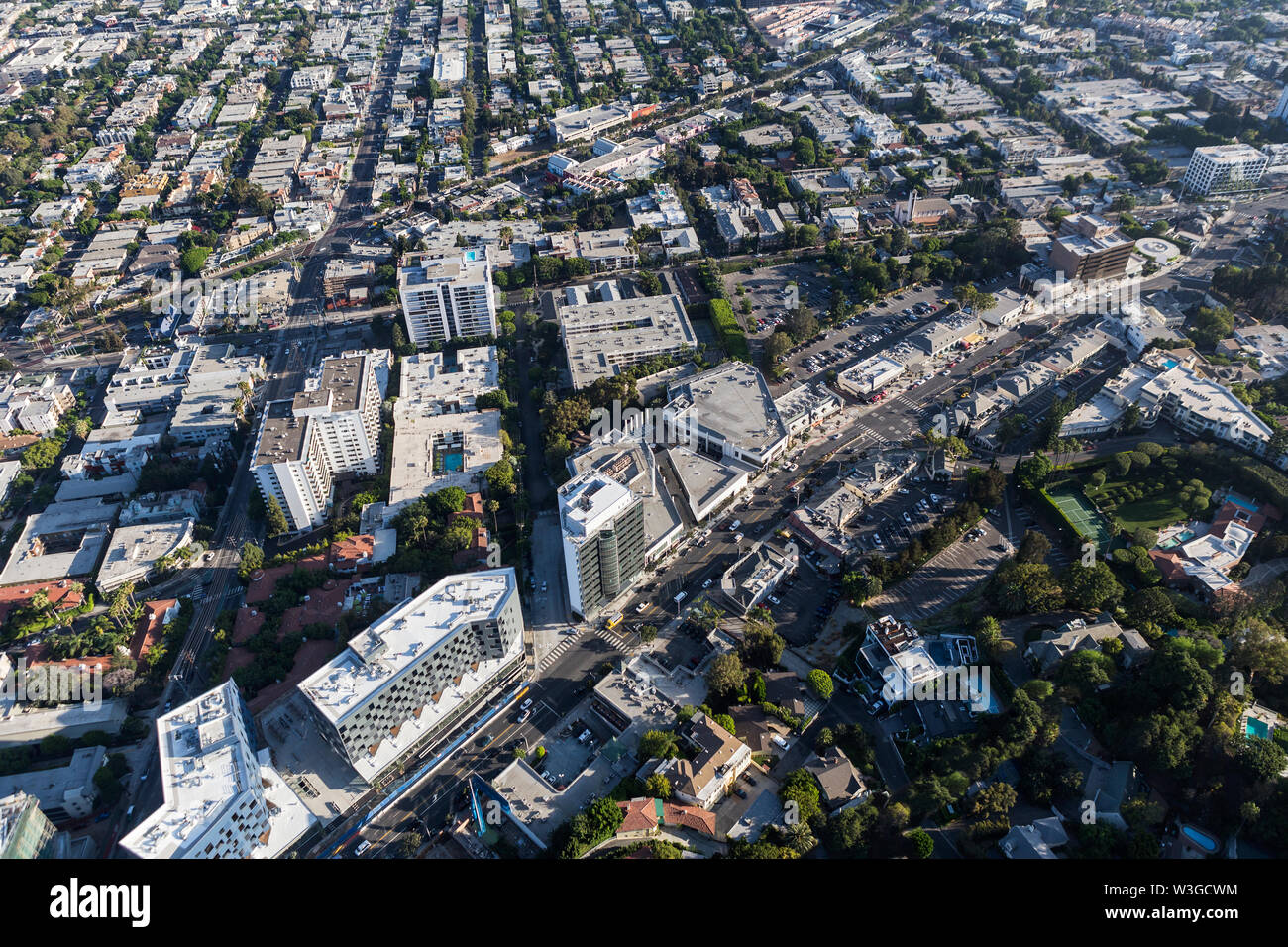 Luftaufnahme von Sunset Blvd, Straßen und Gebäuden in West Hollywood in Los Angeles County, Kalifornien. Stockfoto