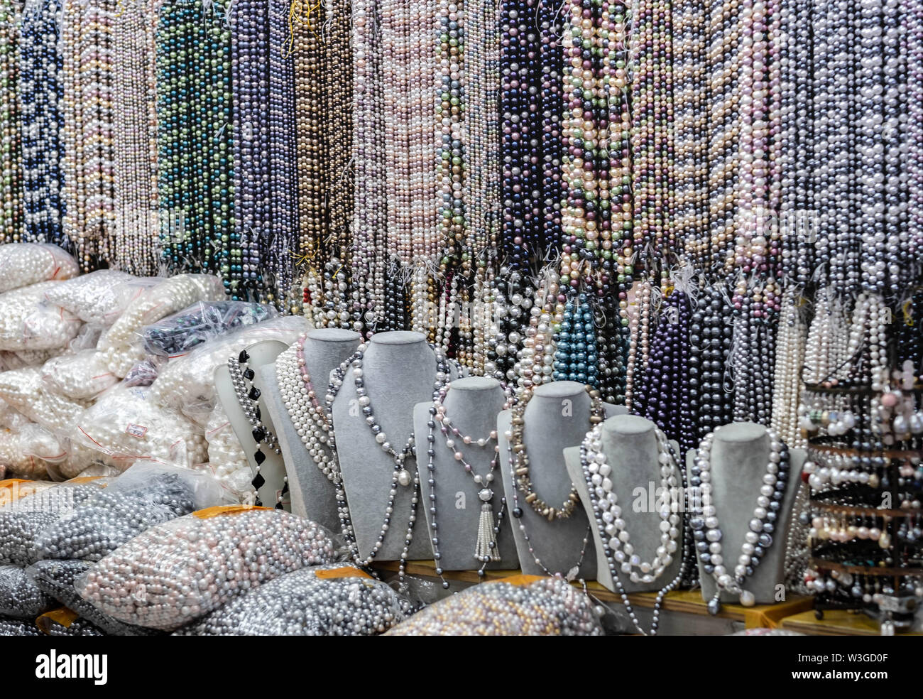 Perlenkette Perlen in der Stadt Guangzhou in China. Es ist die größte  Großhandelsmarkt in den China. Die Stadt Guangzhou ist eine der größten  Großhandel ma Stockfotografie - Alamy