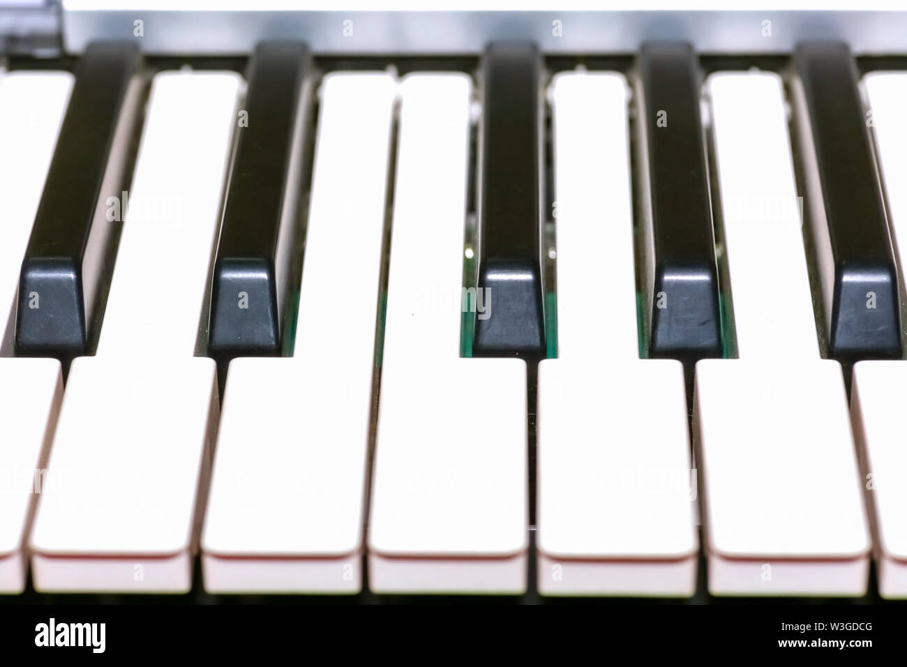 Music Synthesizer Keyboard in Makro Frontansicht mit Musik Schilf und CONTROL-Knöpfe in selektiven Fokus Stockfoto