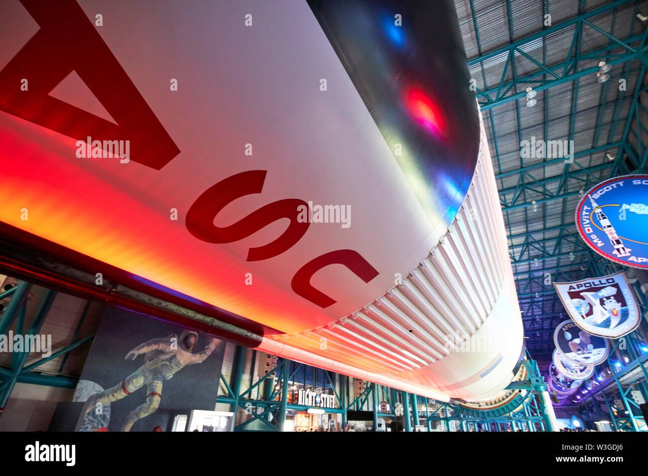 Unterhalb der Saturn-V-Rakete der Apollo/Saturn5 Center Kennedy Space Center Florida USA in der Woche zum 50. Jahrestag der Mondlandung Stockfoto
