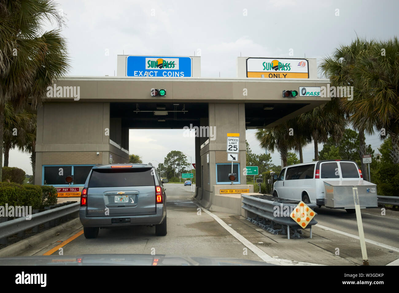 Autos gehen über eine Mautstraße Mautstelle Station beim Verlassen der Autobahn in Orlando Florida USA Stockfoto