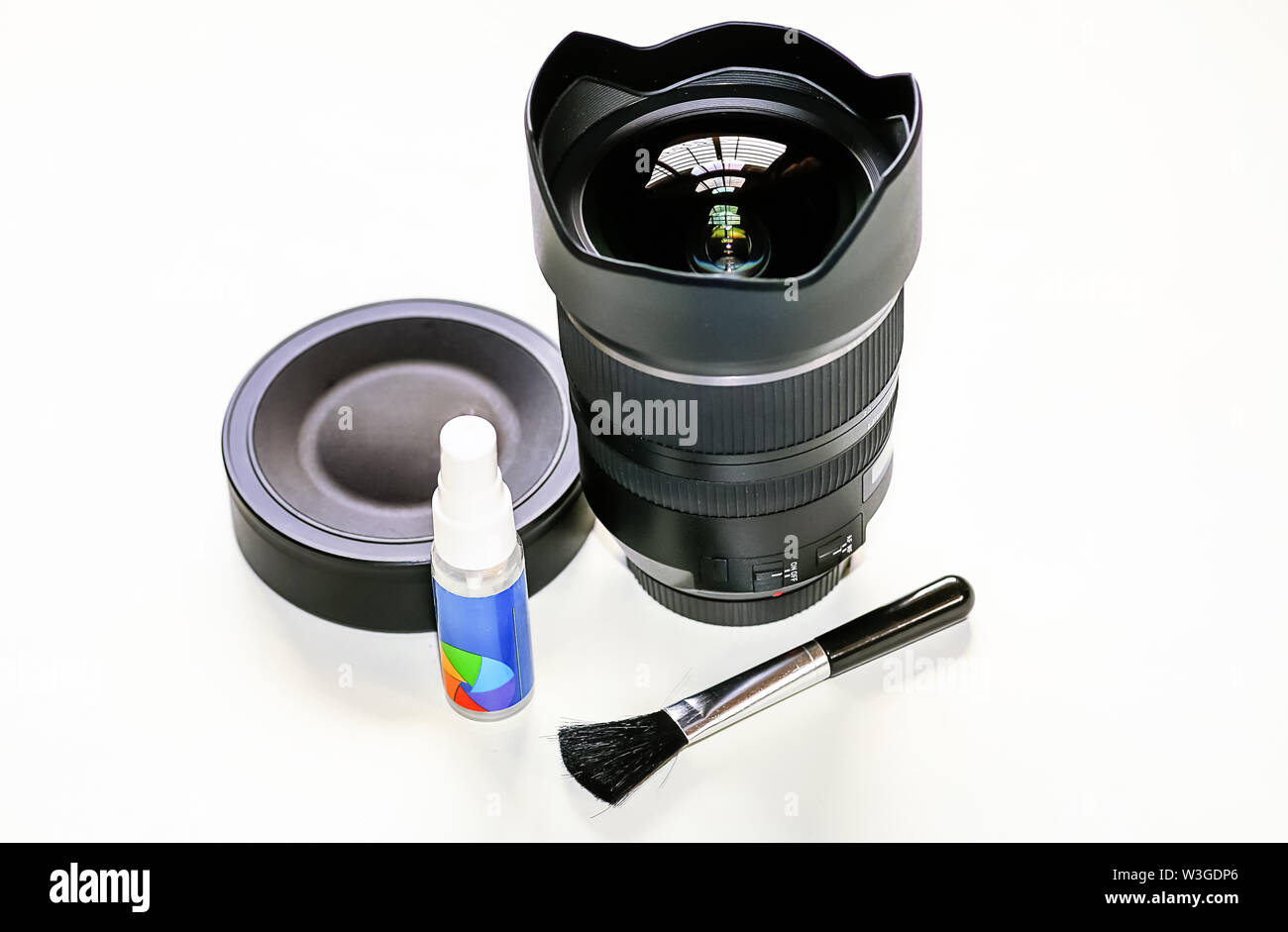 Tamron 15-30 mm Ultra-Weitwinkel-Objektiv mit Bauchigen vordere Element in der Ansicht von oben mit Reinigungskit auf weißem Hintergrund Stockfoto