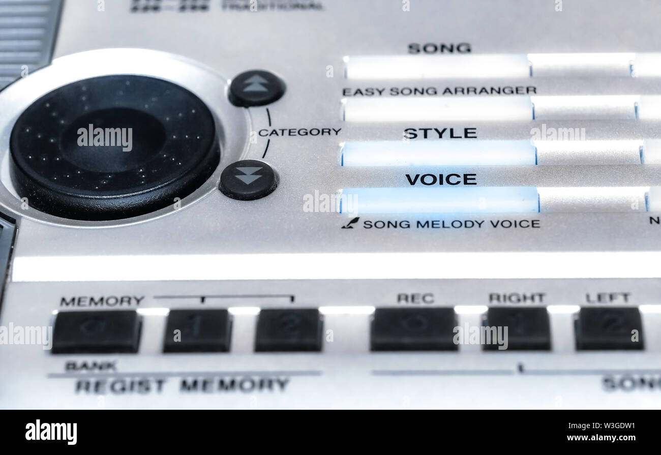 Alte Musik keyboard Synthesizer Bedienfeld mit Drehknöpfen und Lautstärkeregler in der selektiven Fokus Stockfoto