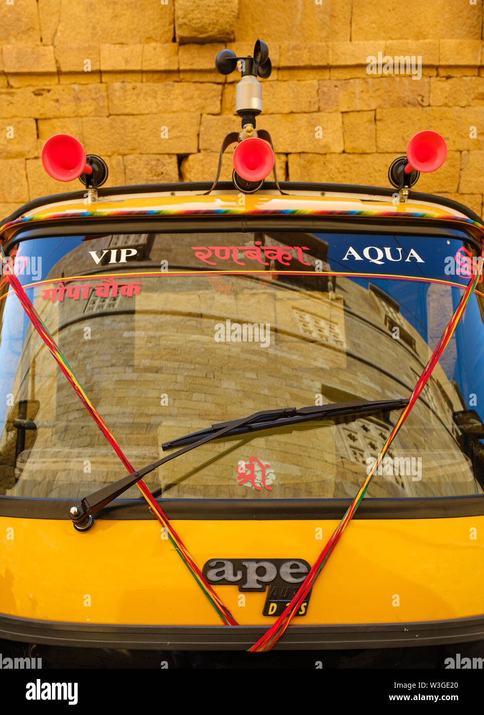 JAISALMER, INDIEN - ca. November 2018: View Motor Rikscha Windschutzscheibe und Jaisalmer Fort Reflexion. Jaisalmer ist auch als "Die Goldene Stadt, und Stockfoto