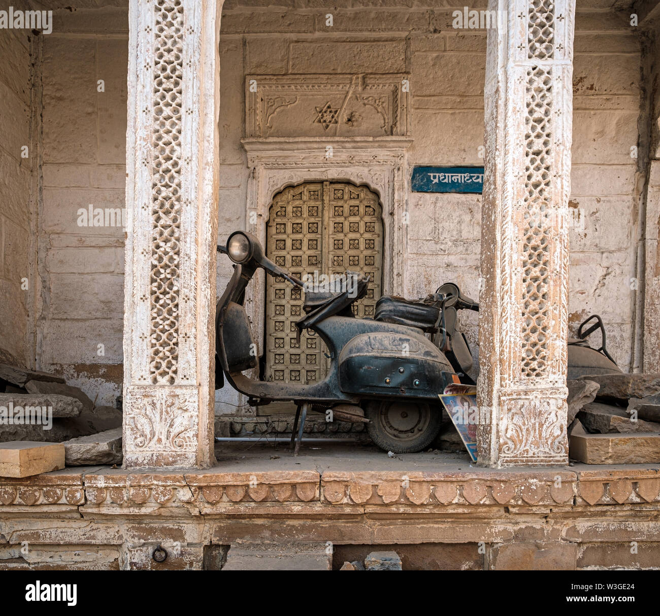 JAISALMER, INDIEN - ca. November 2018: Verlassene Motorrad in Jaisalmer. Jaisalmer ist auch als "Die Goldene Stadt, und es ist in Rajasthan. Stockfoto